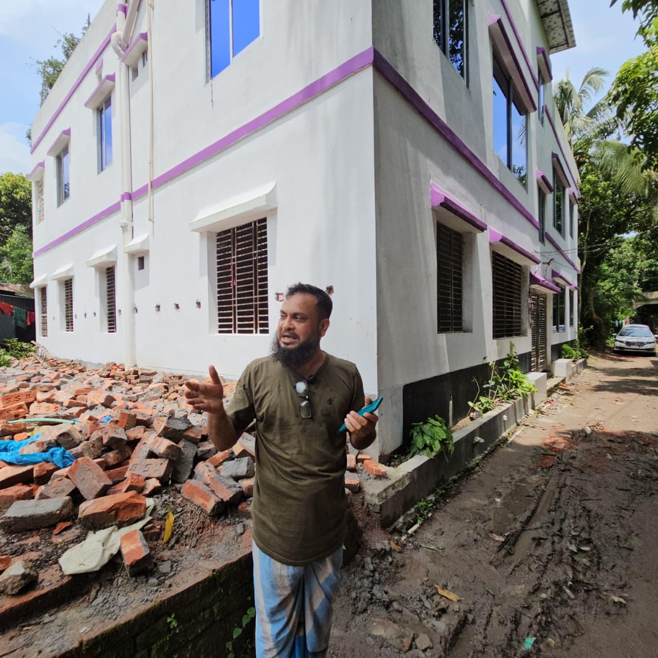 চাচার নির্মাণাধীন দেয়াল ভাঙচুরের অভিযোগ, অভিযুক্ত ভাতিজা